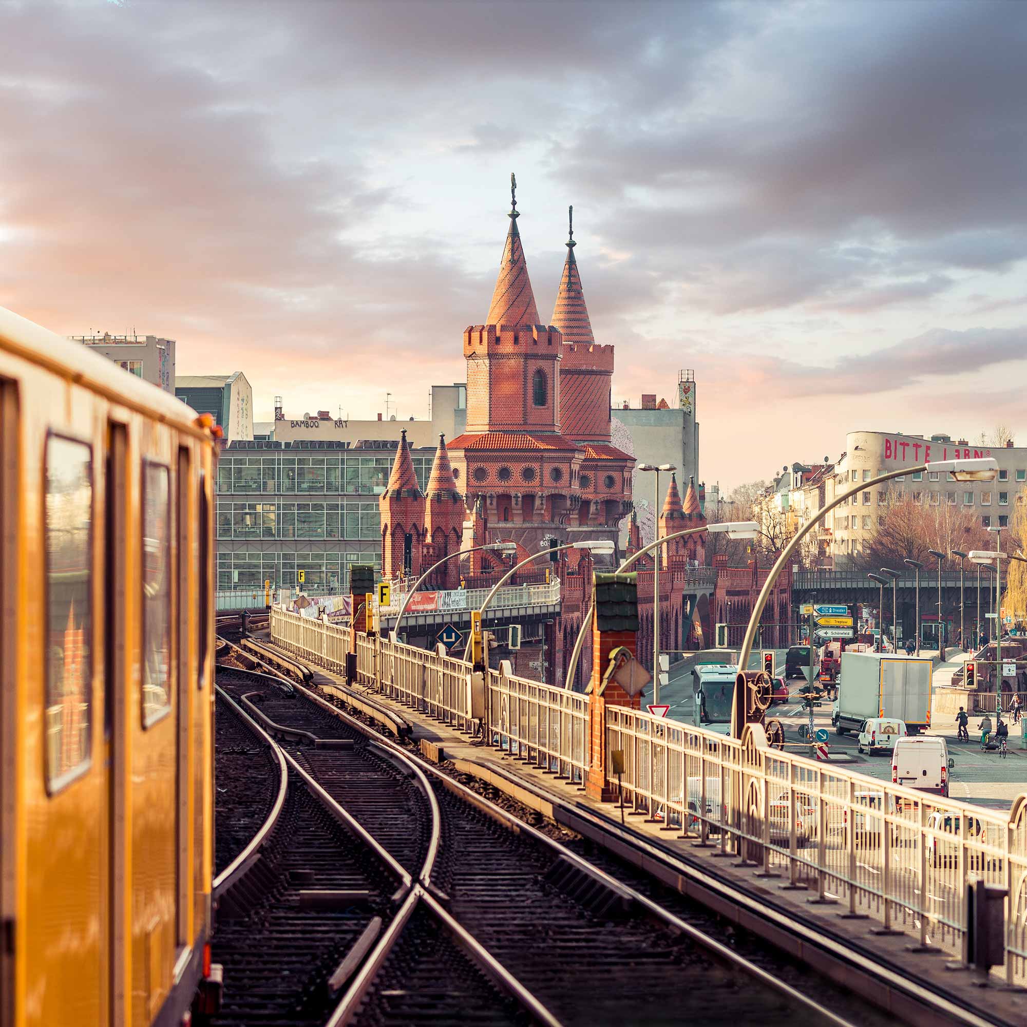 Das Bild zeigt die Jannowitzbrücke und eine vorbeifahrende S-Bahn in Berlin.