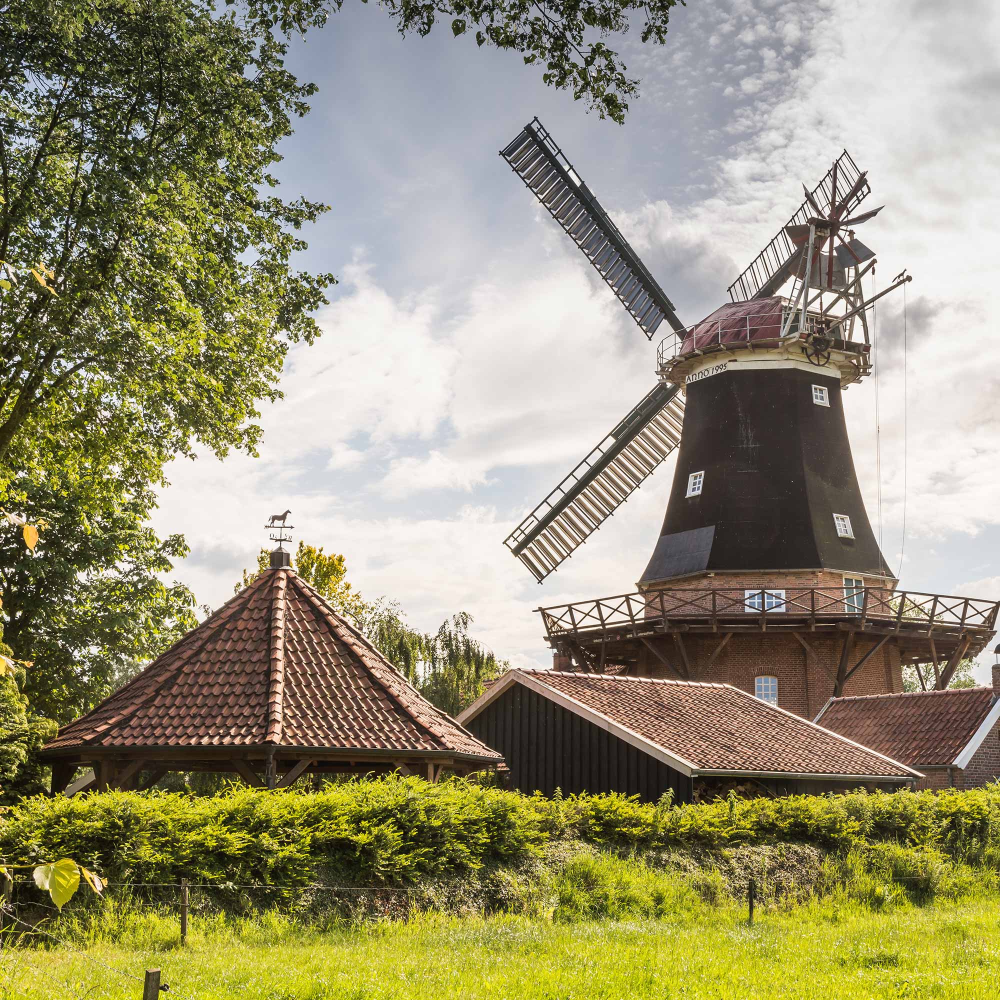 Das Bild zeigt eine historische Windmühle in Niedersachsen.