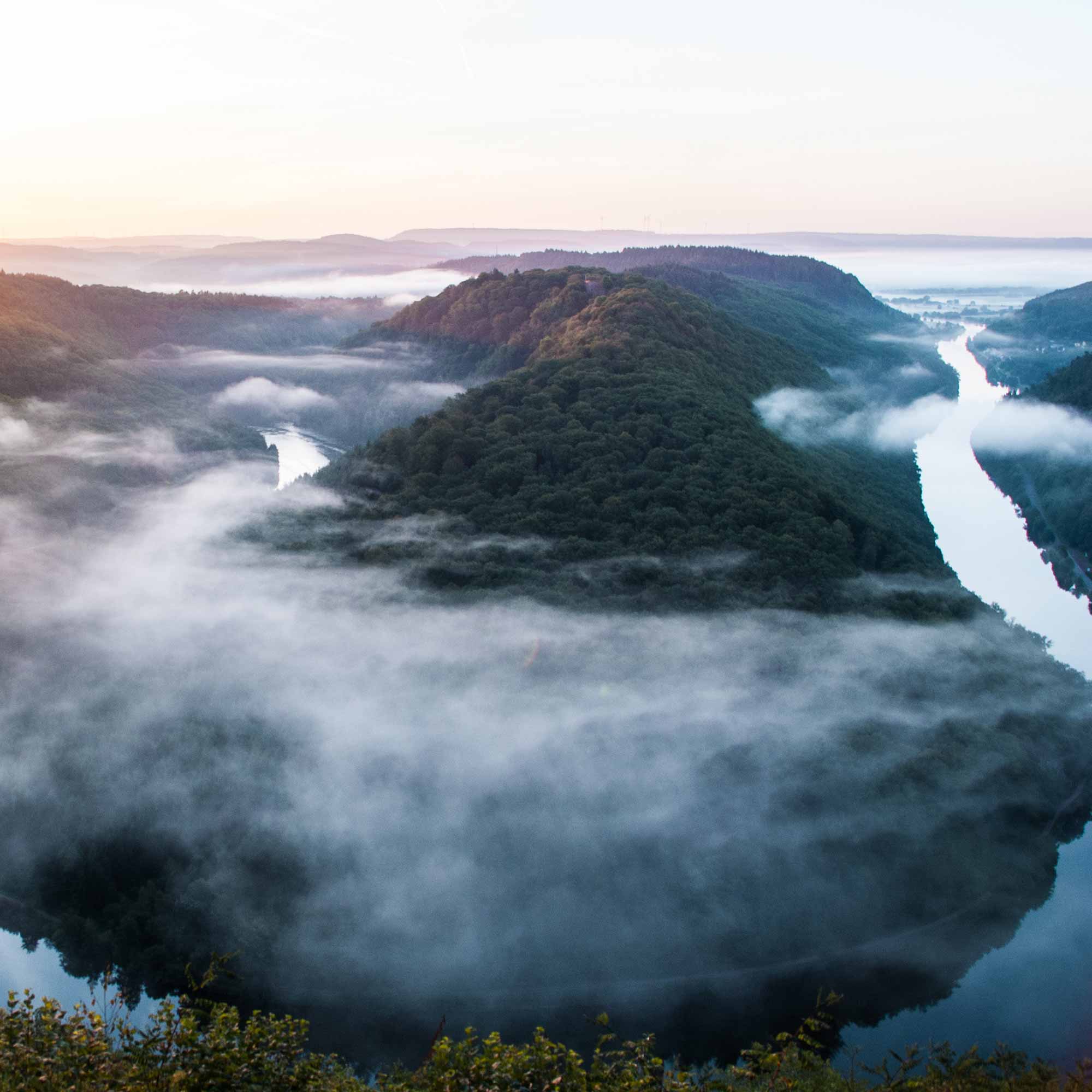 Das Bild zeigt eine Flussbiegung der Saar im Saarland.