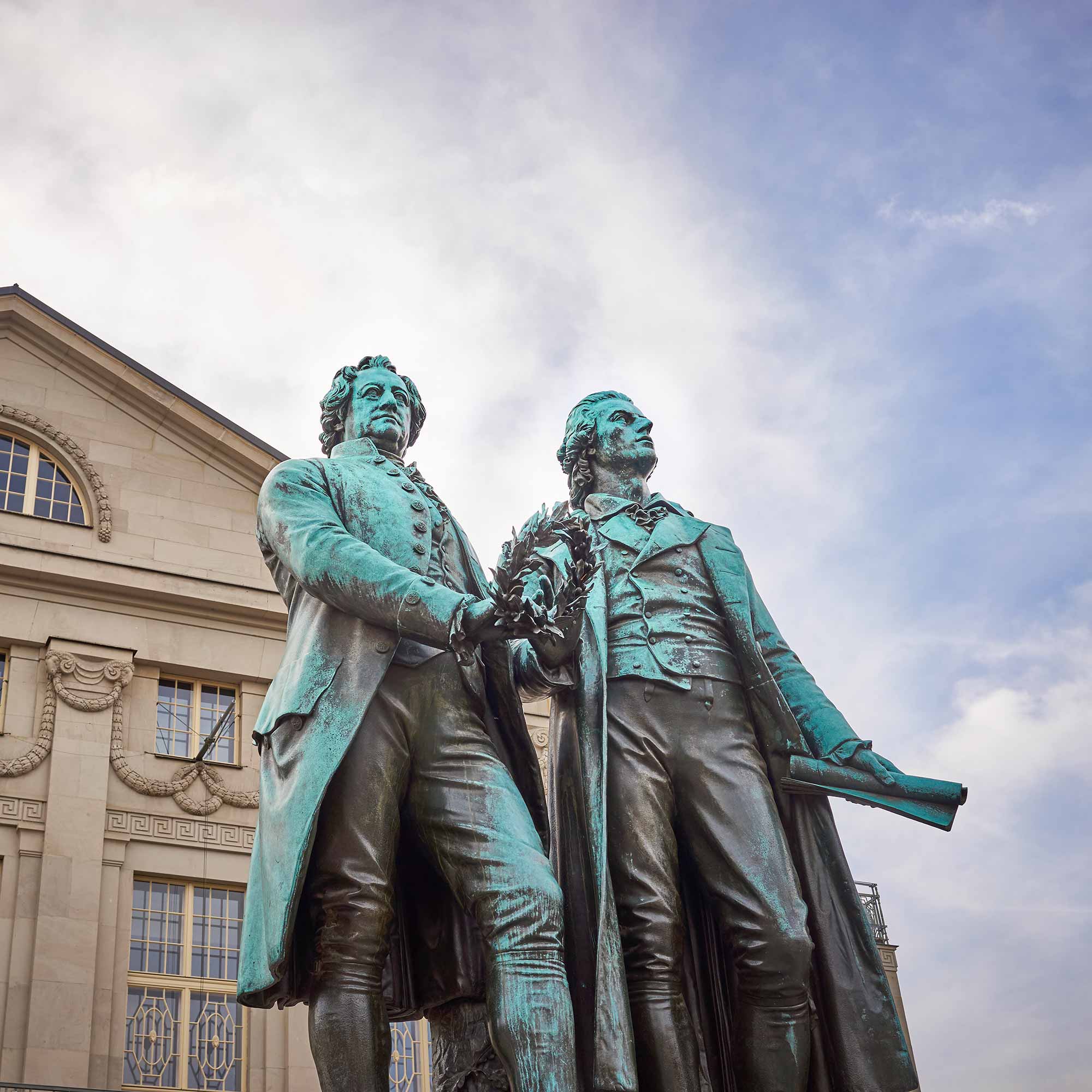 Das Bild zeigt die Statuen von Goethe und Schiller in der Start Weimar in Thüringen.